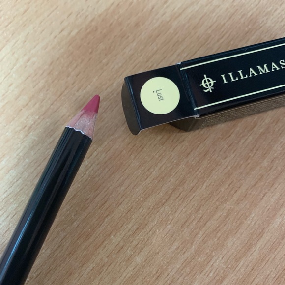 Assorted makeup - Picture 2 of 6